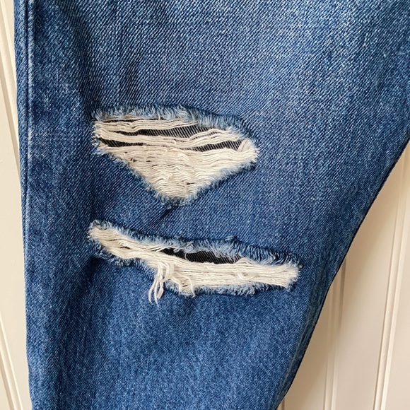 SOLD - LIKE NEW Levi’s 501 Distressed Raw Hem Crop Jeans - Picture 10 of 13